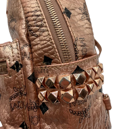 https://cdn.shopify.com/s/files/1/0564/9376/8855/files/MCM_Rucksack_Stark_mini_visetos_rosegold_9.webp?v=1781855457