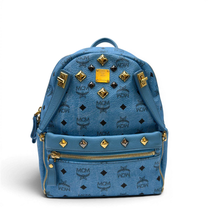https://cdn.shopify.com/s/files/1/0564/9376/8855/files/MCM_Rucksack_Stark_mit_Nieten_medium_visetos_Munich_Blue_1.webp?v=1783514032