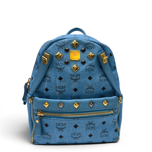 https://cdn.shopify.com/s/files/1/0564/9376/8855/files/MCM_Rucksack_Stark_mit_Nieten_medium_visetos_Munich_Blue_1.webp?v=1783514032