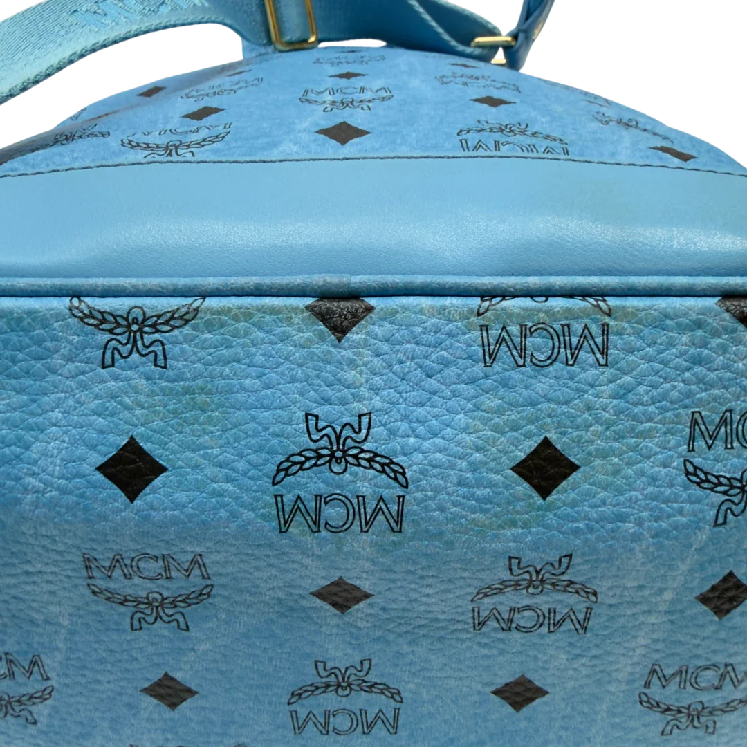 https://cdn.shopify.com/s/files/1/0564/9376/8855/files/MCM_Rucksack_Stark_mit_Nieten_medium_visetos_Munich_Blue_10.webp?v=1783514032