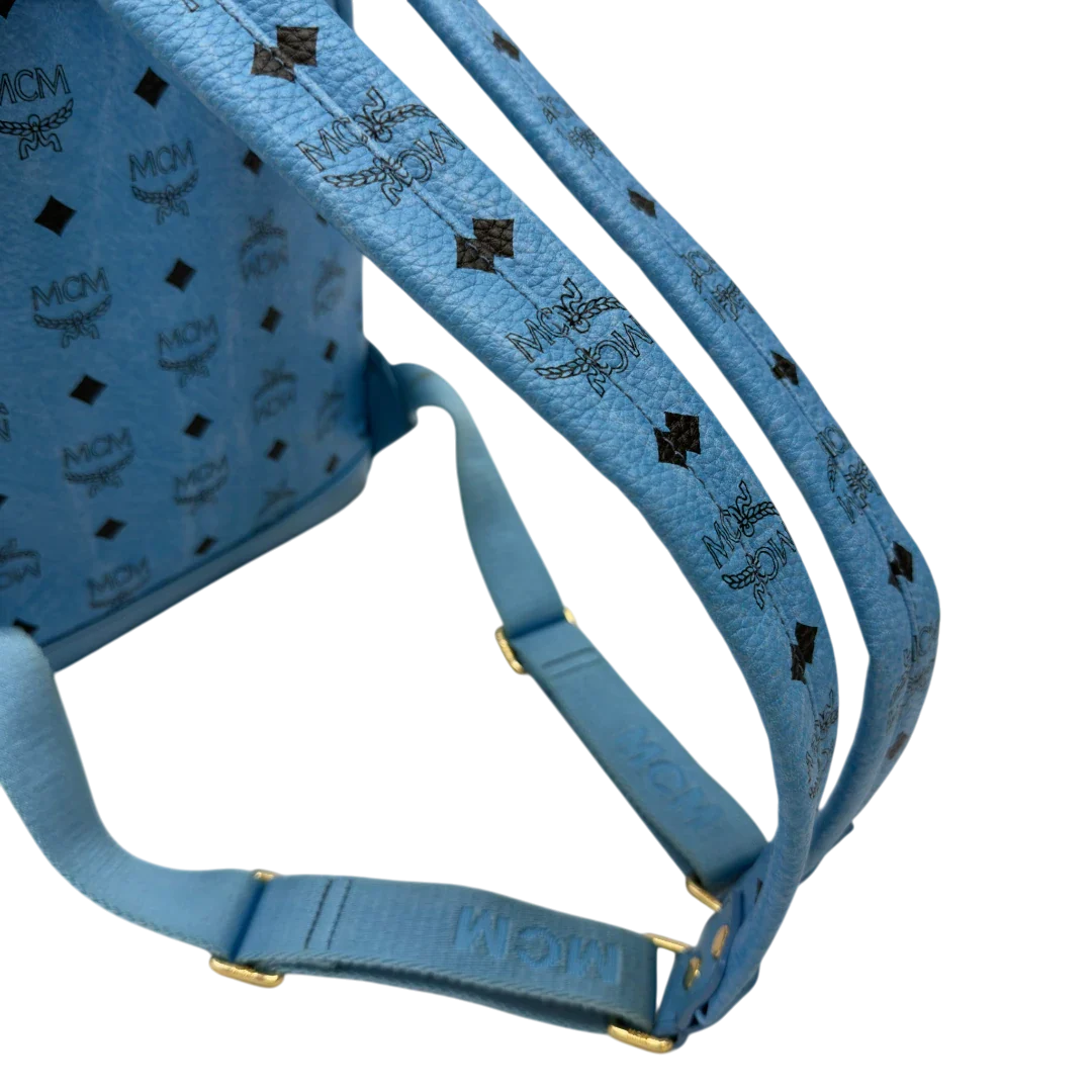 https://cdn.shopify.com/s/files/1/0564/9376/8855/files/MCM_Rucksack_Stark_mit_Nieten_medium_visetos_Munich_Blue_11.webp?v=1783514032
