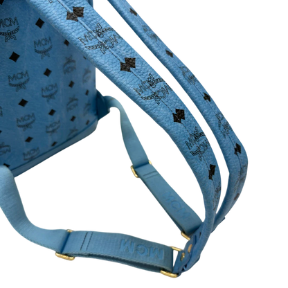 https://cdn.shopify.com/s/files/1/0564/9376/8855/files/MCM_Rucksack_Stark_mit_Nieten_medium_visetos_Munich_Blue_11.webp?v=1783514032