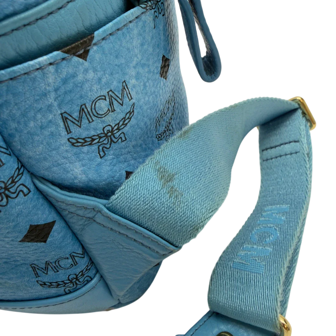 https://cdn.shopify.com/s/files/1/0564/9376/8855/files/MCM_Rucksack_Stark_mit_Nieten_medium_visetos_Munich_Blue_15.webp?v=1783514032