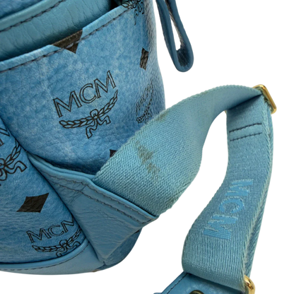https://cdn.shopify.com/s/files/1/0564/9376/8855/files/MCM_Rucksack_Stark_mit_Nieten_medium_visetos_Munich_Blue_15.webp?v=1783514032
