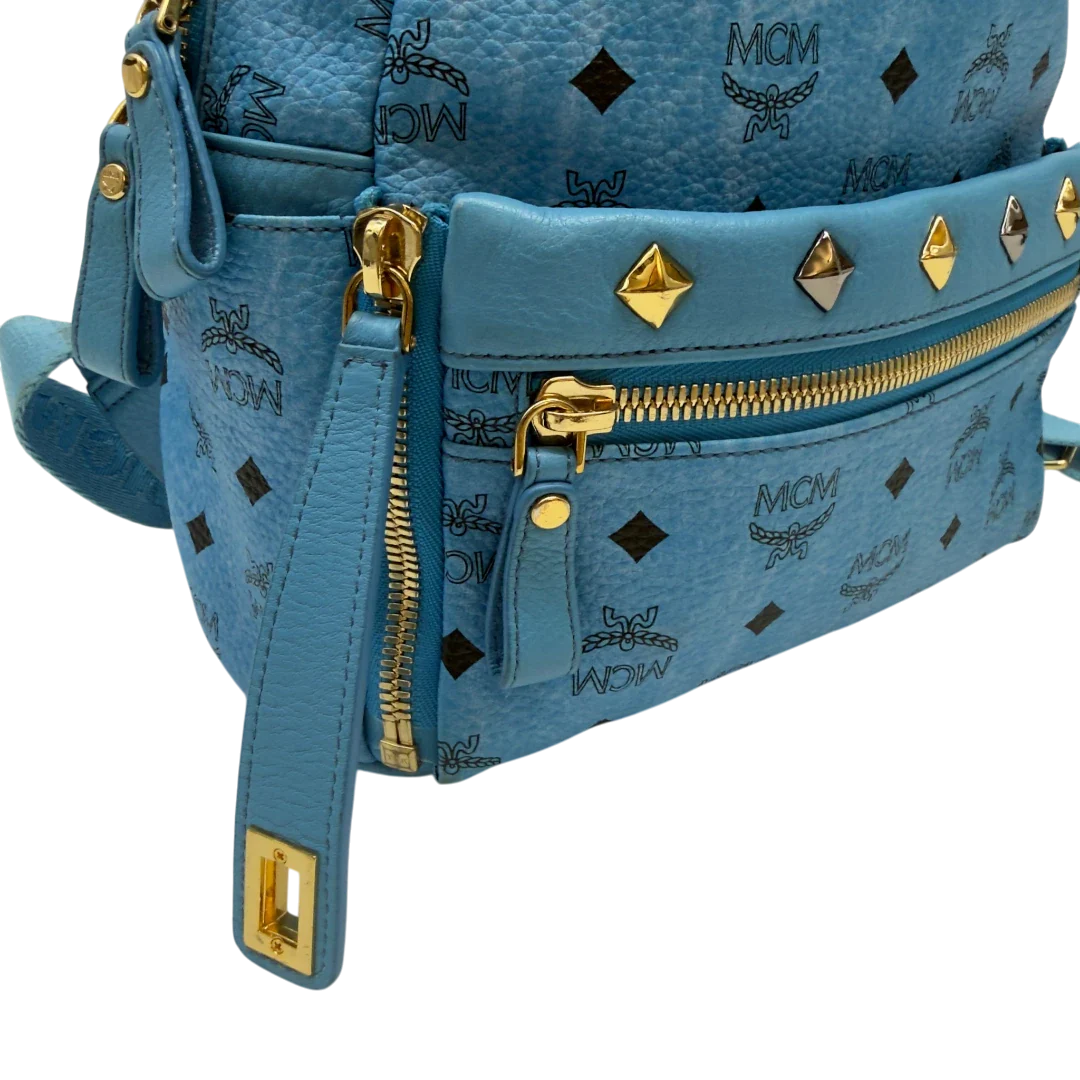 https://cdn.shopify.com/s/files/1/0564/9376/8855/files/MCM_Rucksack_Stark_mit_Nieten_medium_visetos_Munich_Blue_17.webp?v=1783514032