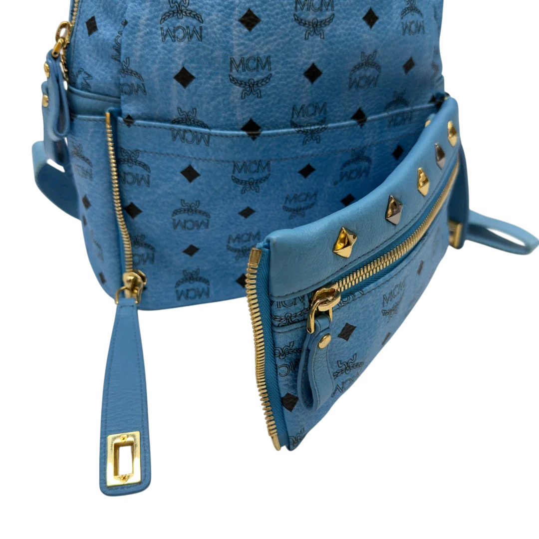 https://cdn.shopify.com/s/files/1/0564/9376/8855/files/MCM_Rucksack_Stark_mit_Nieten_medium_visetos_Munich_Blue_18.webp?v=1783514032