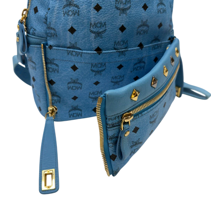 https://cdn.shopify.com/s/files/1/0564/9376/8855/files/MCM_Rucksack_Stark_mit_Nieten_medium_visetos_Munich_Blue_18.webp?v=1783514032