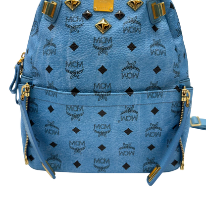 https://cdn.shopify.com/s/files/1/0564/9376/8855/files/MCM_Rucksack_Stark_mit_Nieten_medium_visetos_Munich_Blue_19.webp?v=1783514032