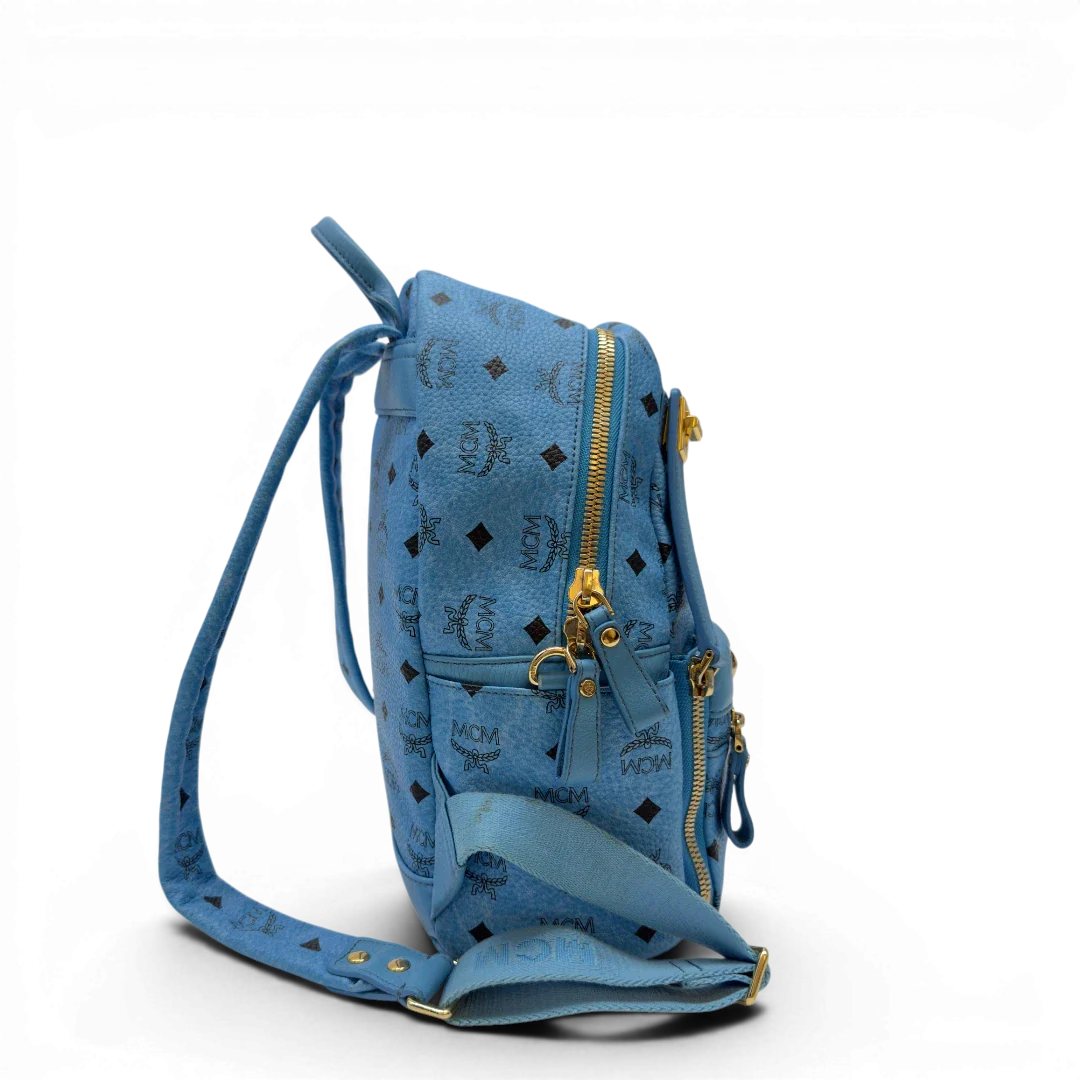 https://cdn.shopify.com/s/files/1/0564/9376/8855/files/MCM_Rucksack_Stark_mit_Nieten_medium_visetos_Munich_Blue_2.webp?v=1783514032