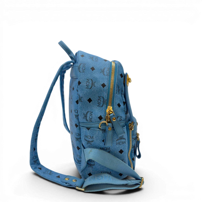 https://cdn.shopify.com/s/files/1/0564/9376/8855/files/MCM_Rucksack_Stark_mit_Nieten_medium_visetos_Munich_Blue_2.webp?v=1783514032