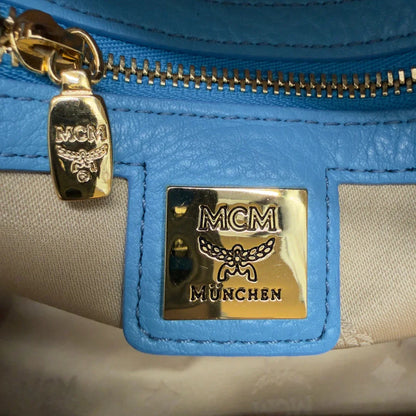 https://cdn.shopify.com/s/files/1/0564/9376/8855/files/MCM_Rucksack_Stark_mit_Nieten_medium_visetos_Munich_Blue_24.webp?v=1783514032