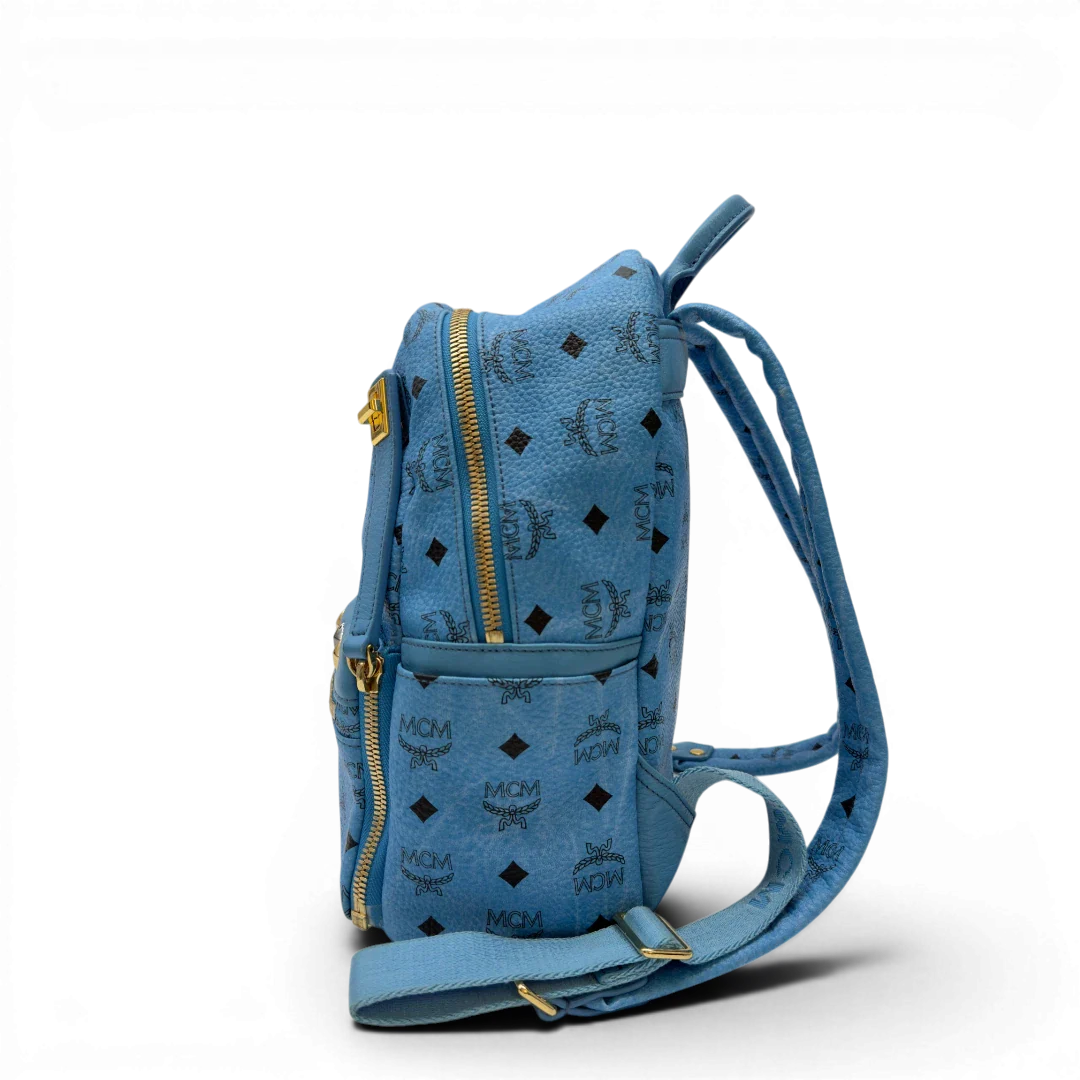 https://cdn.shopify.com/s/files/1/0564/9376/8855/files/MCM_Rucksack_Stark_mit_Nieten_medium_visetos_Munich_Blue_3.webp?v=1783514032