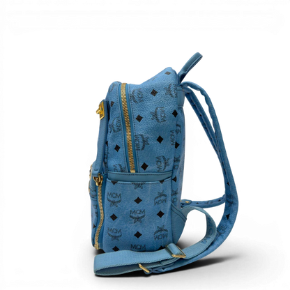 https://cdn.shopify.com/s/files/1/0564/9376/8855/files/MCM_Rucksack_Stark_mit_Nieten_medium_visetos_Munich_Blue_3.webp?v=1783514032