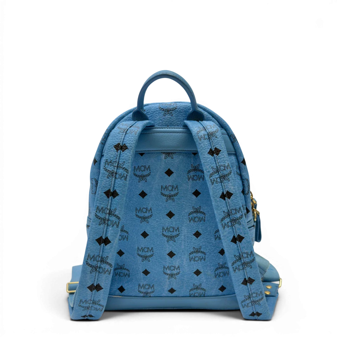 https://cdn.shopify.com/s/files/1/0564/9376/8855/files/MCM_Rucksack_Stark_mit_Nieten_medium_visetos_Munich_Blue_4.webp?v=1783514032