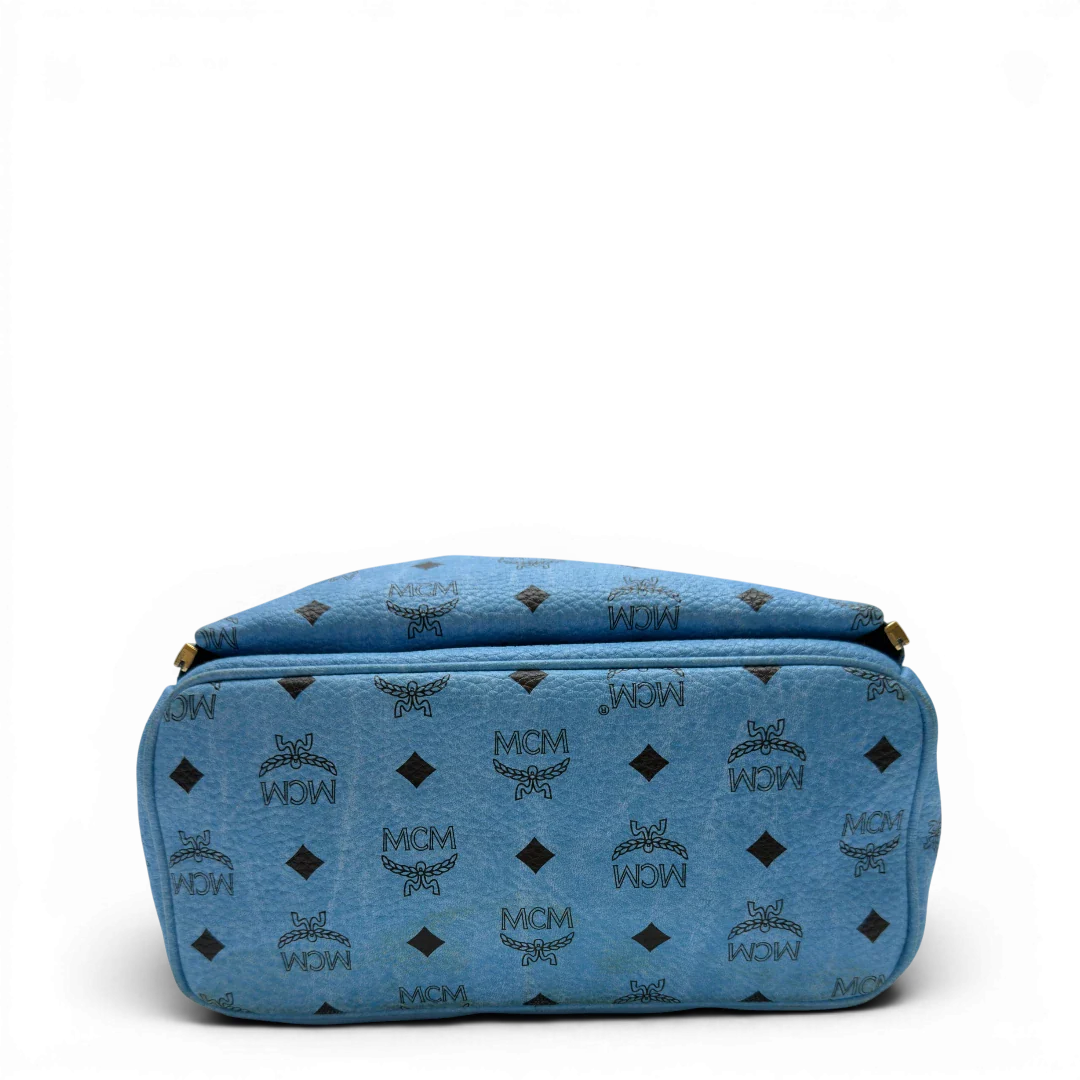 https://cdn.shopify.com/s/files/1/0564/9376/8855/files/MCM_Rucksack_Stark_mit_Nieten_medium_visetos_Munich_Blue_5.webp?v=1783514032