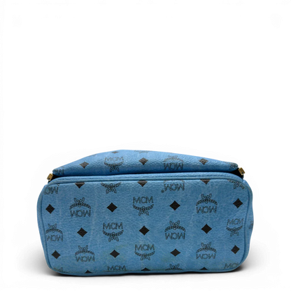 https://cdn.shopify.com/s/files/1/0564/9376/8855/files/MCM_Rucksack_Stark_mit_Nieten_medium_visetos_Munich_Blue_5.webp?v=1783514032