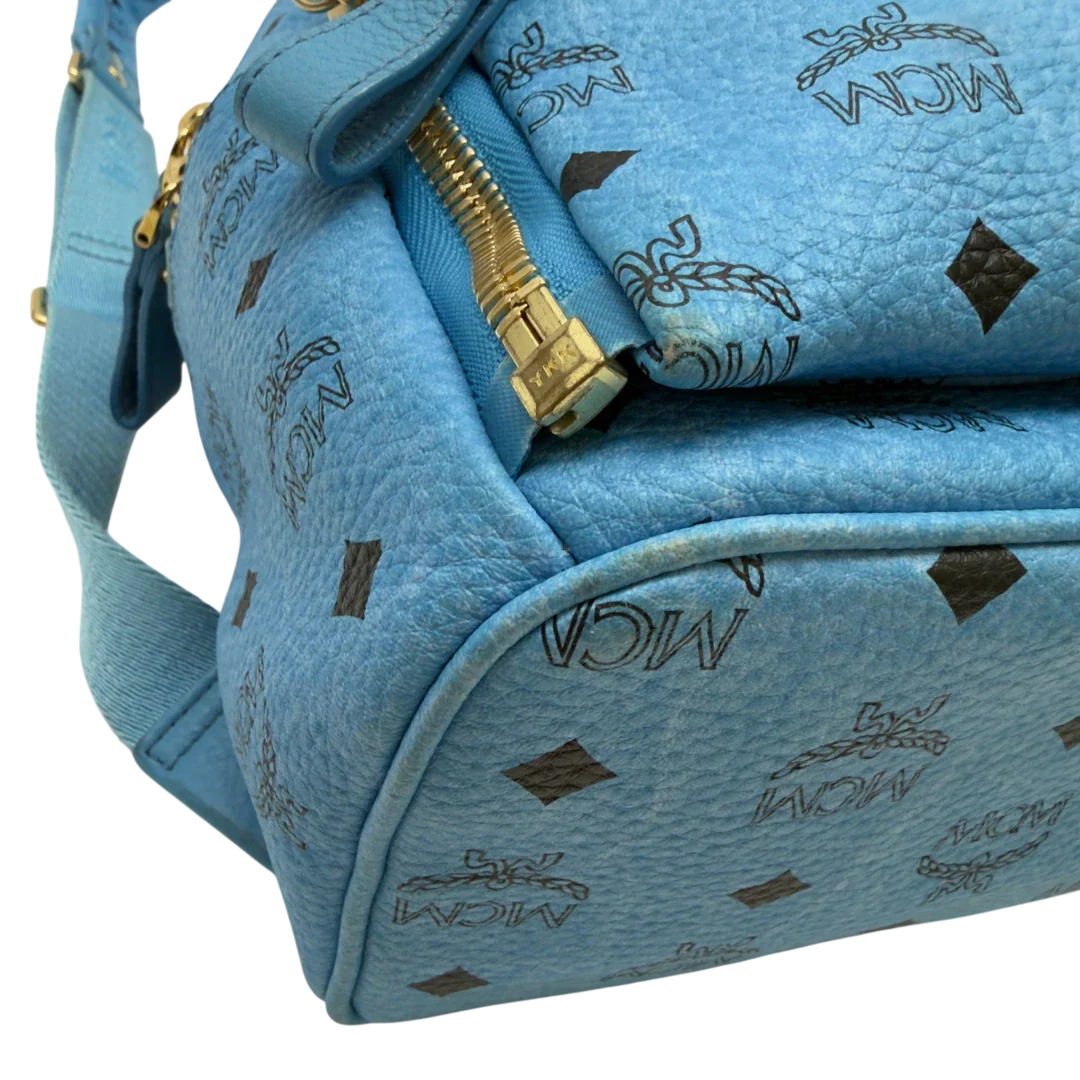 https://cdn.shopify.com/s/files/1/0564/9376/8855/files/MCM_Rucksack_Stark_mit_Nieten_medium_visetos_Munich_Blue_6.webp?v=1783514032