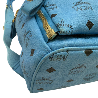https://cdn.shopify.com/s/files/1/0564/9376/8855/files/MCM_Rucksack_Stark_mit_Nieten_medium_visetos_Munich_Blue_6.webp?v=1783514032