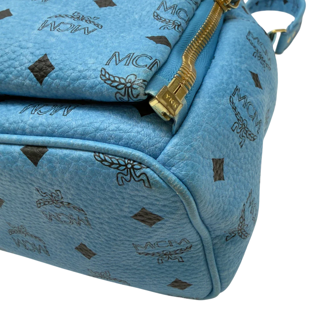 https://cdn.shopify.com/s/files/1/0564/9376/8855/files/MCM_Rucksack_Stark_mit_Nieten_medium_visetos_Munich_Blue_7.webp?v=1783514032