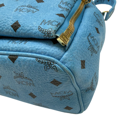 https://cdn.shopify.com/s/files/1/0564/9376/8855/files/MCM_Rucksack_Stark_mit_Nieten_medium_visetos_Munich_Blue_7.webp?v=1783514032