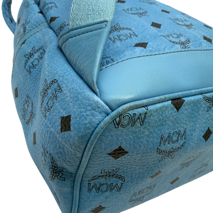 https://cdn.shopify.com/s/files/1/0564/9376/8855/files/MCM_Rucksack_Stark_mit_Nieten_medium_visetos_Munich_Blue_8.webp?v=1783514032