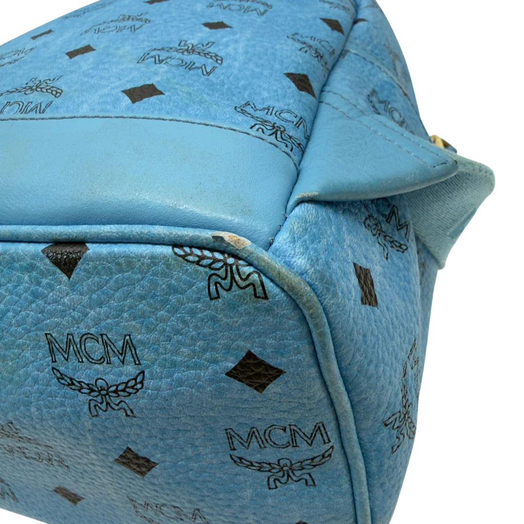 https://cdn.shopify.com/s/files/1/0564/9376/8855/files/MCM_Rucksack_Stark_mit_Nieten_medium_visetos_Munich_Blue_9.webp?v=1783514032