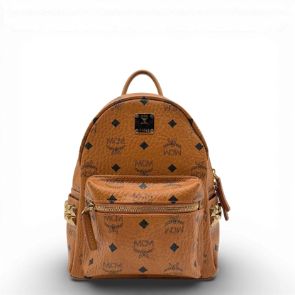 https://cdn.shopify.com/s/files/1/0564/9376/8855/files/MCM_Rucksack_Stark_small_visetos_braun_vintage2287.webp?v=1773325800