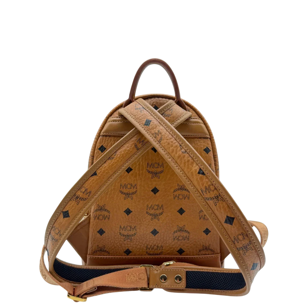 https://cdn.shopify.com/s/files/1/0564/9376/8855/files/MCM_Rucksack_Stark_small_visetos_braun_vintage2288.webp?v=1773325736