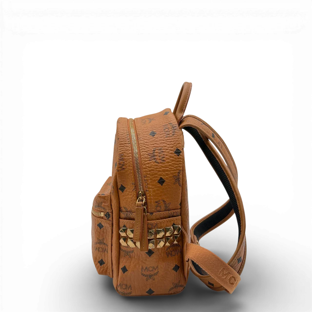 https://cdn.shopify.com/s/files/1/0564/9376/8855/files/MCM_Rucksack_Stark_small_visetos_braun_vintage2289.webp?v=1773325736