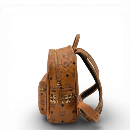 https://cdn.shopify.com/s/files/1/0564/9376/8855/files/MCM_Rucksack_Stark_small_visetos_braun_vintage2289.webp?v=1773325736