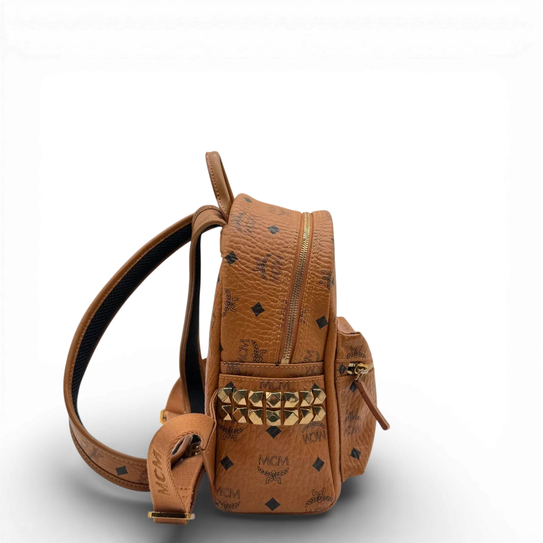 https://cdn.shopify.com/s/files/1/0564/9376/8855/files/MCM_Rucksack_Stark_small_visetos_braun_vintage2290.webp?v=1773325736