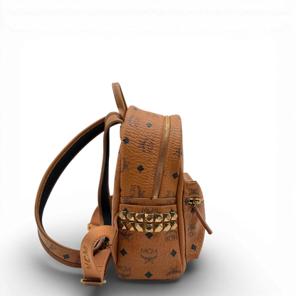 https://cdn.shopify.com/s/files/1/0564/9376/8855/files/MCM_Rucksack_Stark_small_visetos_braun_vintage2290.webp?v=1773325736