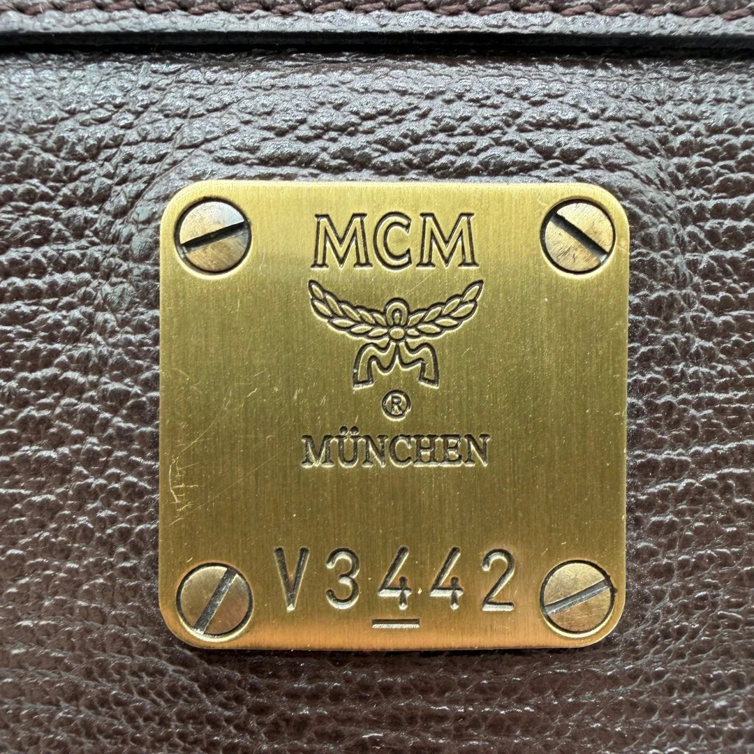 https://cdn.shopify.com/s/files/1/0564/9376/8855/files/MCM_Schultertasche_Hobo_monogram_braun_11.webp?v=1781713303