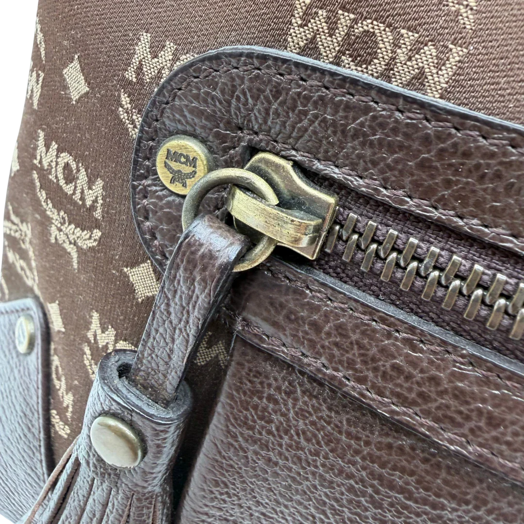 https://cdn.shopify.com/s/files/1/0564/9376/8855/files/MCM_Schultertasche_Hobo_monogram_braun_12.webp?v=1781713303