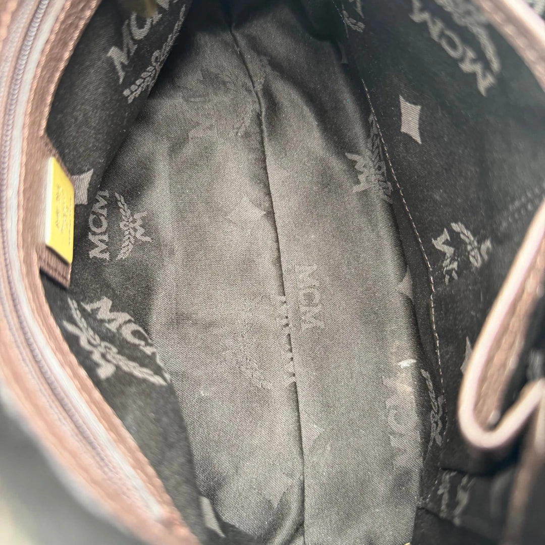 https://cdn.shopify.com/s/files/1/0564/9376/8855/files/MCM_Schultertasche_Hobo_monogram_braun_15.webp?v=1781713303