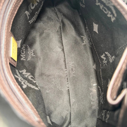 https://cdn.shopify.com/s/files/1/0564/9376/8855/files/MCM_Schultertasche_Hobo_monogram_braun_15.webp?v=1781713303