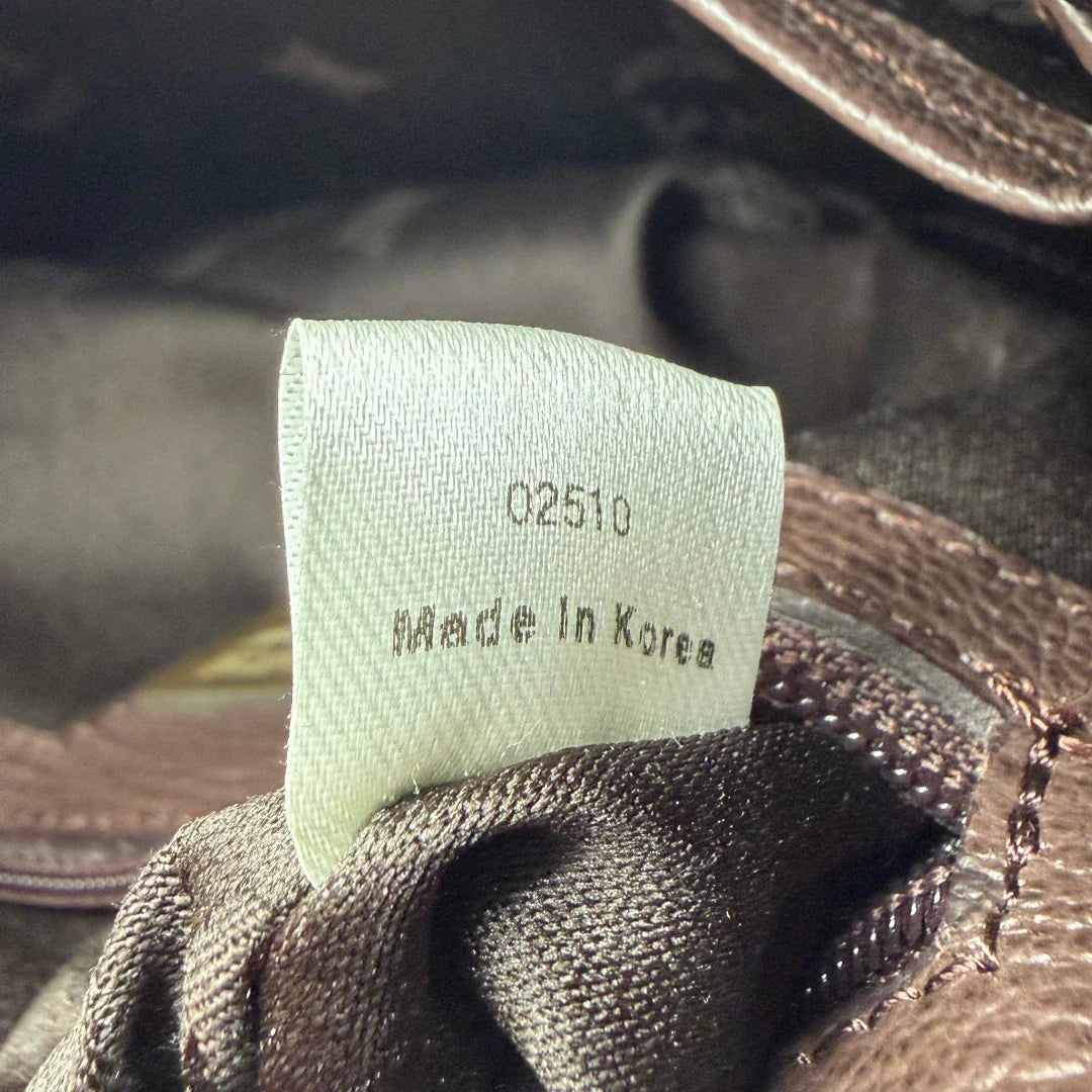 https://cdn.shopify.com/s/files/1/0564/9376/8855/files/MCM_Schultertasche_Hobo_monogram_braun_17.webp?v=1781713303