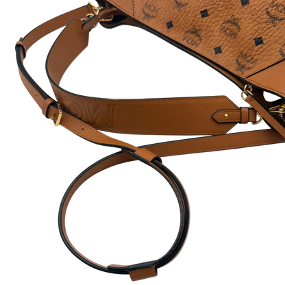 https://cdn.shopify.com/s/files/1/0564/9376/8855/files/MCM_Schultertasche_Hobo_visetos_braun_10.webp?v=1782377855