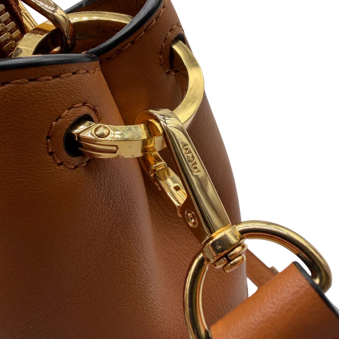 https://cdn.shopify.com/s/files/1/0564/9376/8855/files/MCM_Schultertasche_Hobo_visetos_braun_12.webp?v=1782377855