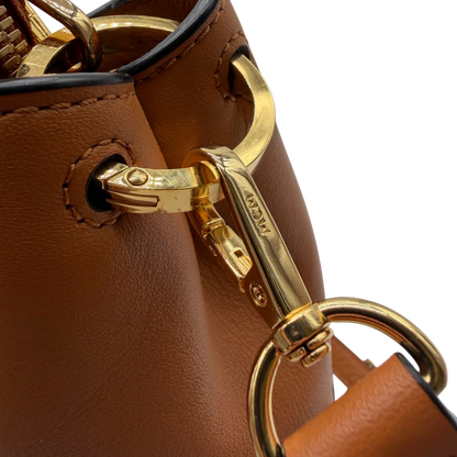 https://cdn.shopify.com/s/files/1/0564/9376/8855/files/MCM_Schultertasche_Hobo_visetos_braun_12.webp?v=1782377855