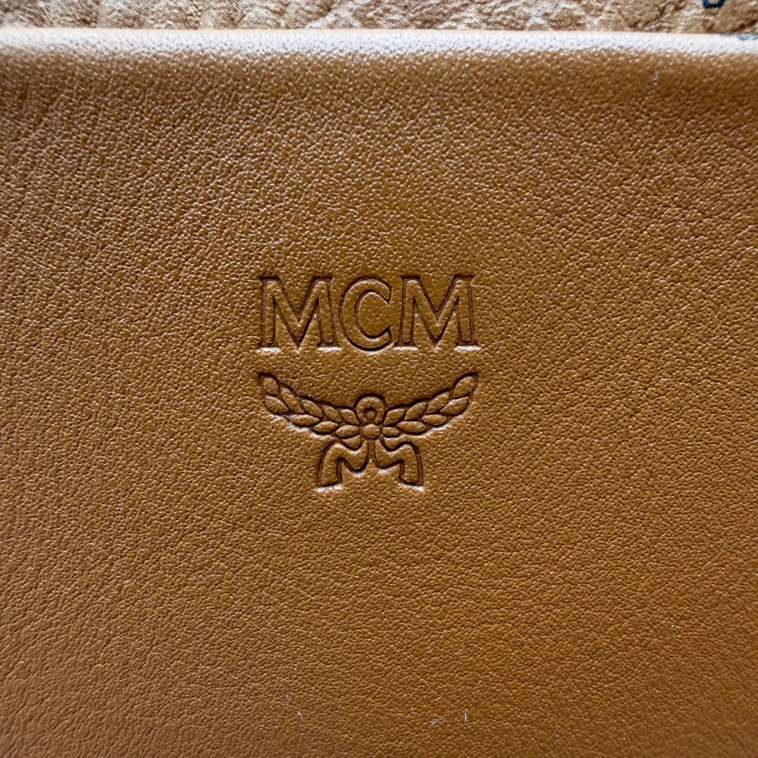 https://cdn.shopify.com/s/files/1/0564/9376/8855/files/MCM_Schultertasche_Hobo_visetos_braun_13.webp?v=1782377855
