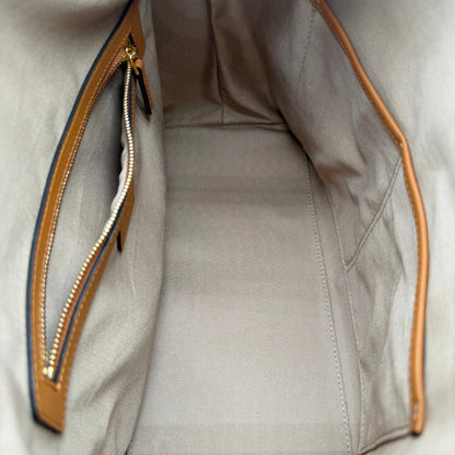 https://cdn.shopify.com/s/files/1/0564/9376/8855/files/MCM_Schultertasche_Hobo_visetos_braun_15.webp?v=1782377855