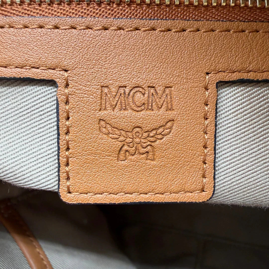 https://cdn.shopify.com/s/files/1/0564/9376/8855/files/MCM_Schultertasche_Hobo_visetos_braun_16.webp?v=1782377855