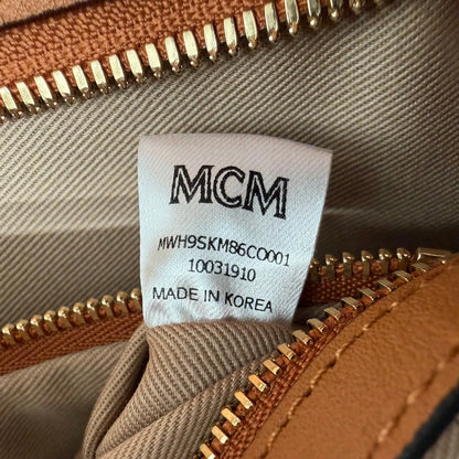 https://cdn.shopify.com/s/files/1/0564/9376/8855/files/MCM_Schultertasche_Hobo_visetos_braun_17.webp?v=1782377855