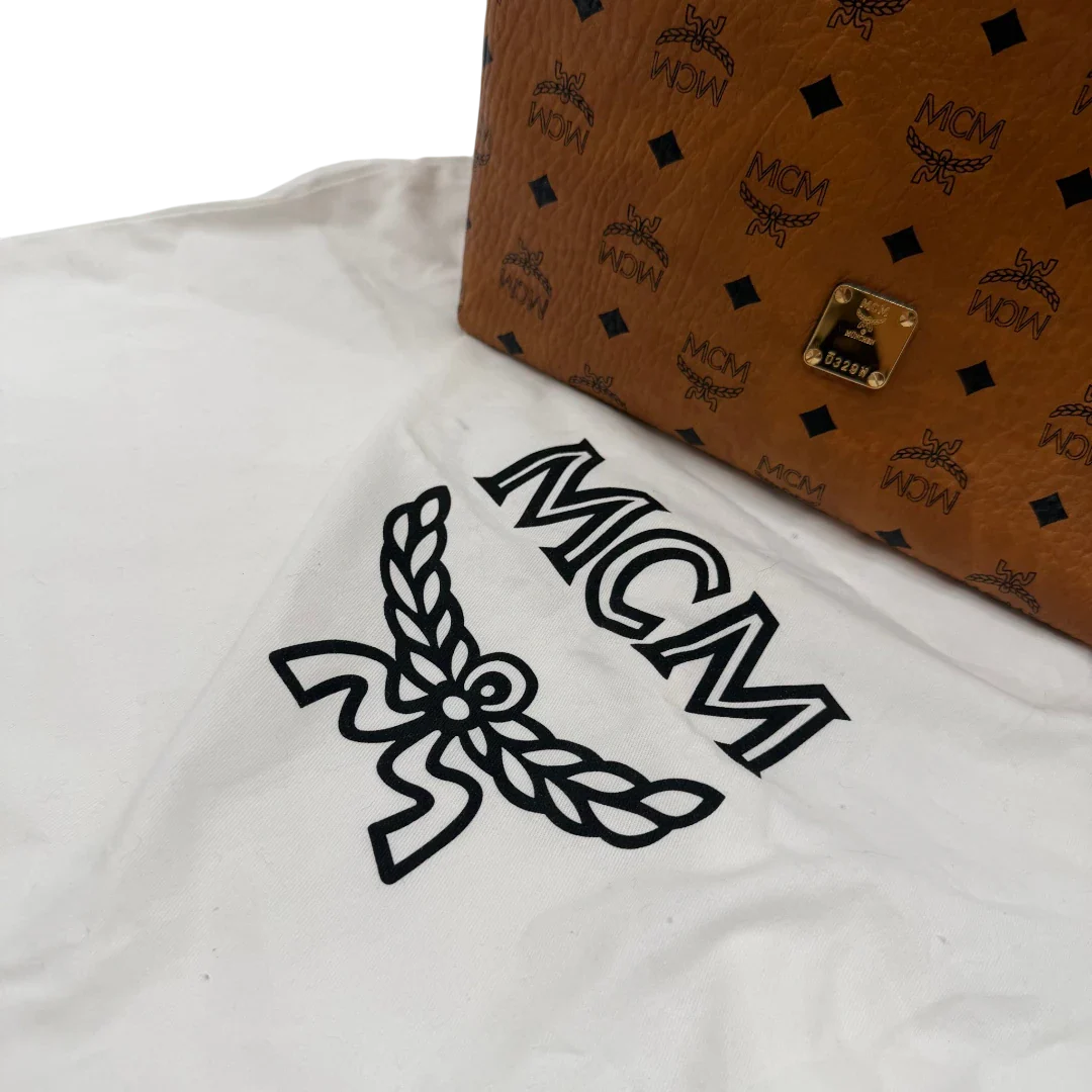 https://cdn.shopify.com/s/files/1/0564/9376/8855/files/MCM_Schultertasche_Hobo_visetos_braun_18.webp?v=1782377855
