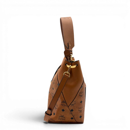 https://cdn.shopify.com/s/files/1/0564/9376/8855/files/MCM_Schultertasche_Hobo_visetos_braun_3.webp?v=1782377854