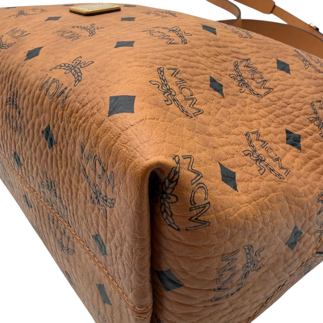 https://cdn.shopify.com/s/files/1/0564/9376/8855/files/MCM_Schultertasche_Hobo_visetos_braun_7.webp?v=1782377855