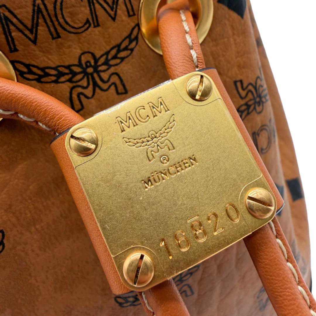 https://cdn.shopify.com/s/files/1/0564/9376/8855/files/MCM_Schultertasche_Soft_Berlin_Bucket_small_visetos_braun_11.webp?v=1782313435