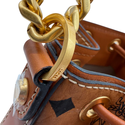 https://cdn.shopify.com/s/files/1/0564/9376/8855/files/MCM_Schultertasche_Soft_Berlin_Bucket_small_visetos_braun_12.webp?v=1782313434
