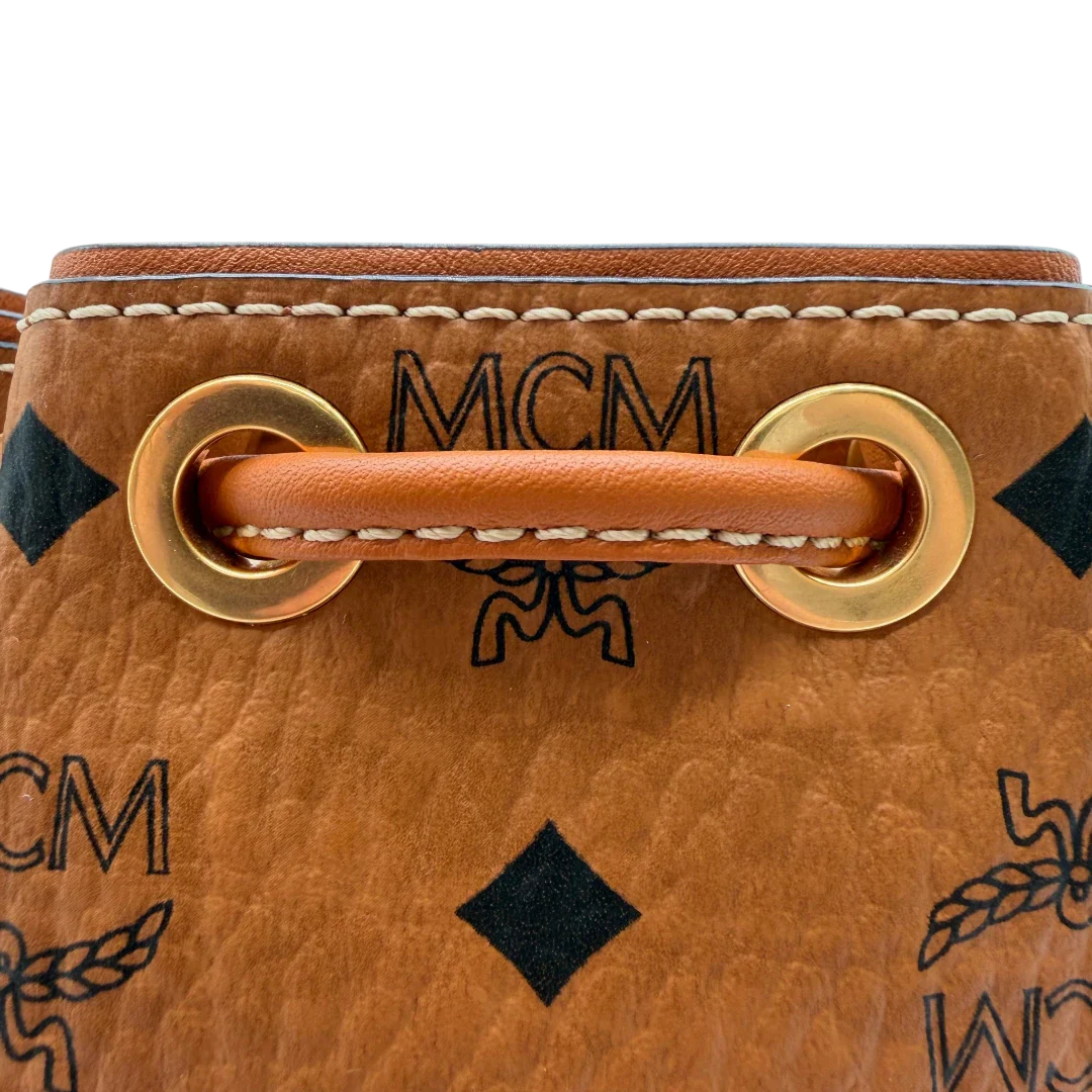 https://cdn.shopify.com/s/files/1/0564/9376/8855/files/MCM_Schultertasche_Soft_Berlin_Bucket_small_visetos_braun_13.webp?v=1782313435